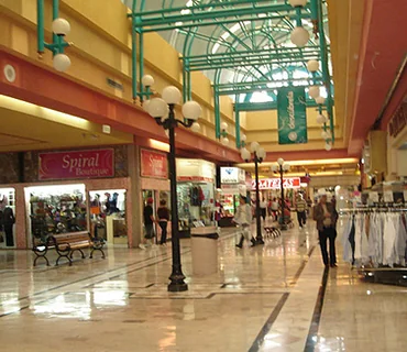 PLAZA LA CACHANILLA, Mexicali, B.C. — Proyecto y construcción de la red subterránea (anillo con dos alimentaciones de C.F.E.), 13.2 KV, 14,675 KVA, y proyecto de la instalación eléctrica en baja tensión y alumbrado interior y exterior. Área construida 57,684 mts2.